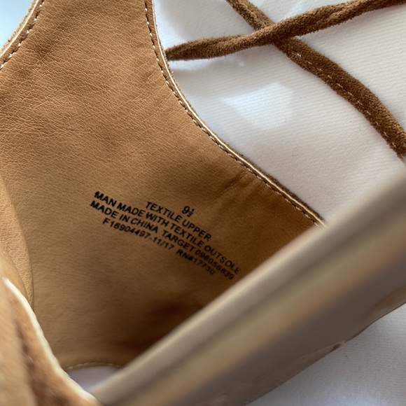 NWOT Camel colored faux suede Universal thread size 9 1/2 sandals. - Picture 4 of 6